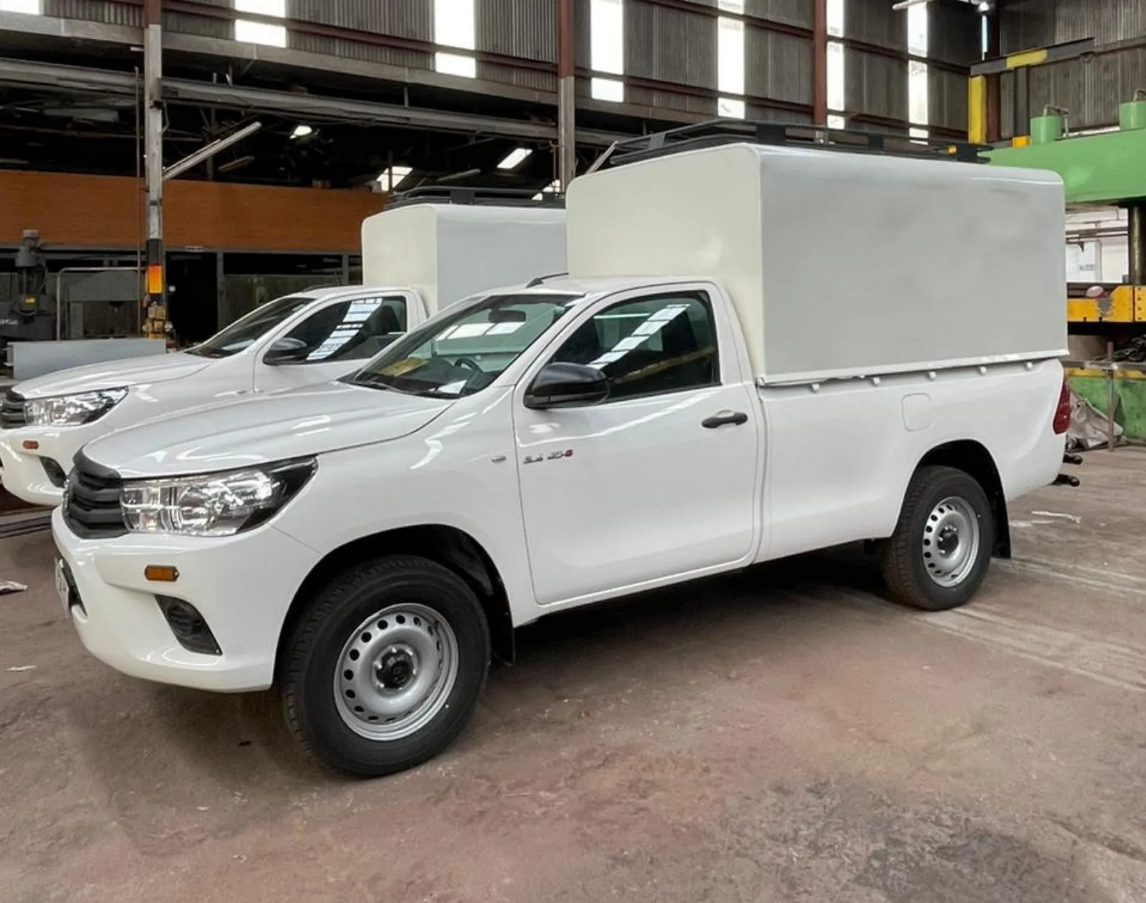 Fully enclosed pick-up